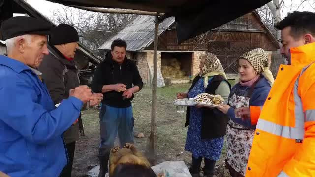 Gospodarii români au pregătit ceaunele și afumătorile pentru Ignat. Porcii au fost sacrificați pentru Crăciun