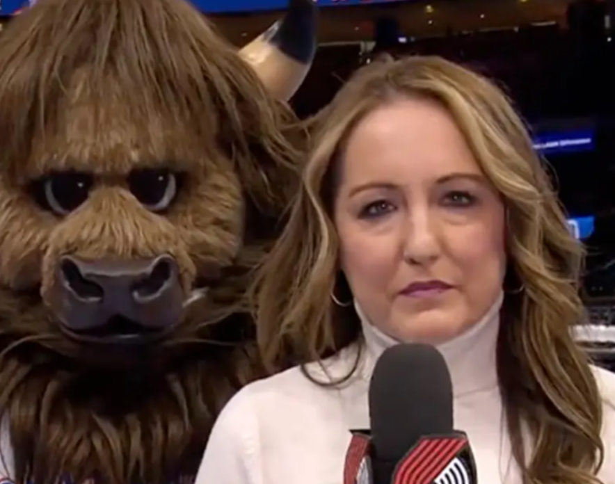 VIDEO viral. O reporteriță a fost speriată cumplit de o mascotă în timp ce filma