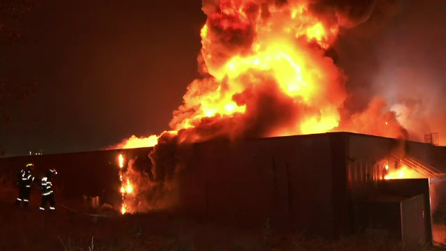 Peste 70 de pompieri s-au luptat preţ de câteva ore să stingă flăcările izbucnite la o hală de producție din Cluj-Napoca