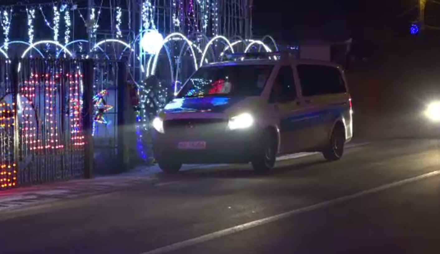 Polițiștii din Alba i-au făcut o surpriză unui elev de 15 ani. Moș Crăciun a venit cu girofar