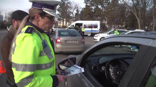 Polițiștii au ieșit în trafic pentru a le oferi șoferilor dispozitive hands-free. Care este scopul acestei inițiative