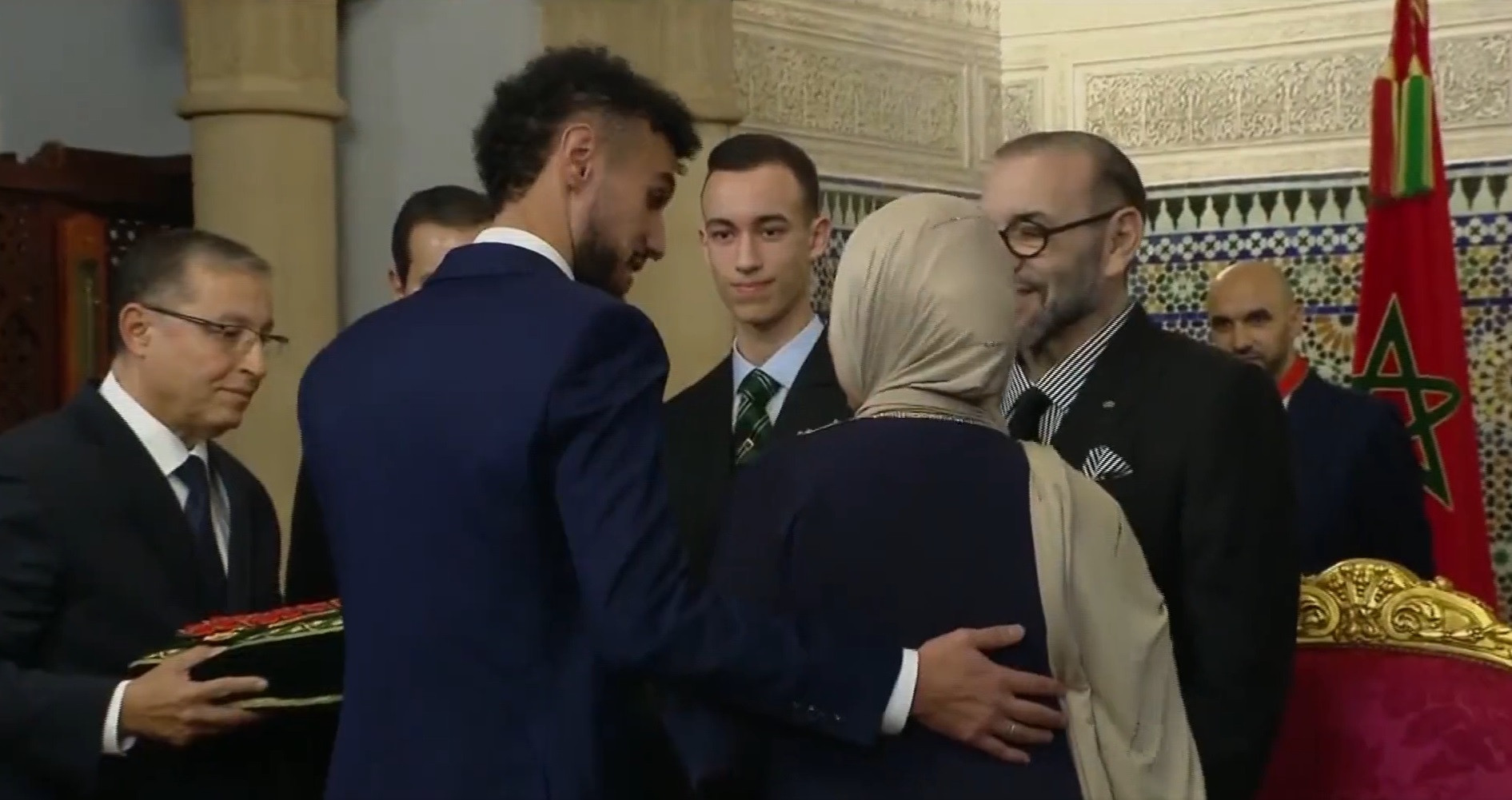 VIDEO. Jucătorii Marocului, decoraţi de regele Mohammed VI. Au fost prezenţi la ceremonie alături de mamele lor
