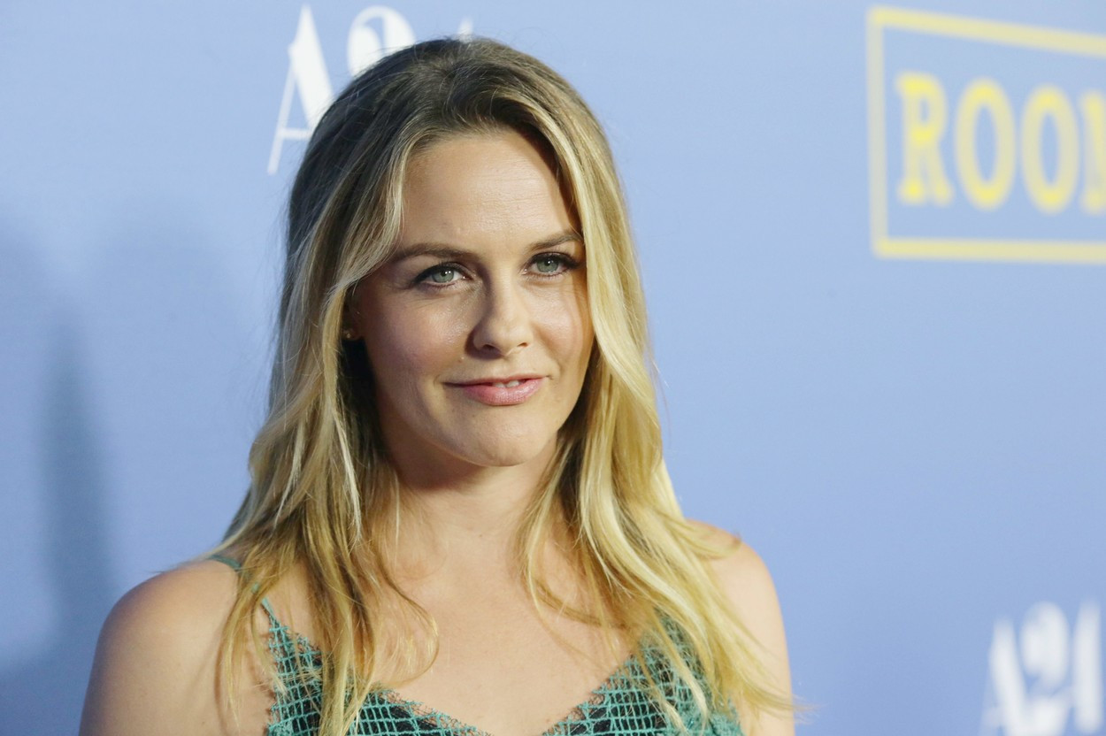 FOTO. Actriţa Alicia Silverstone a pozat goală pentru organizaţia PETA: ”Prefer să merg goală decât să port animale”