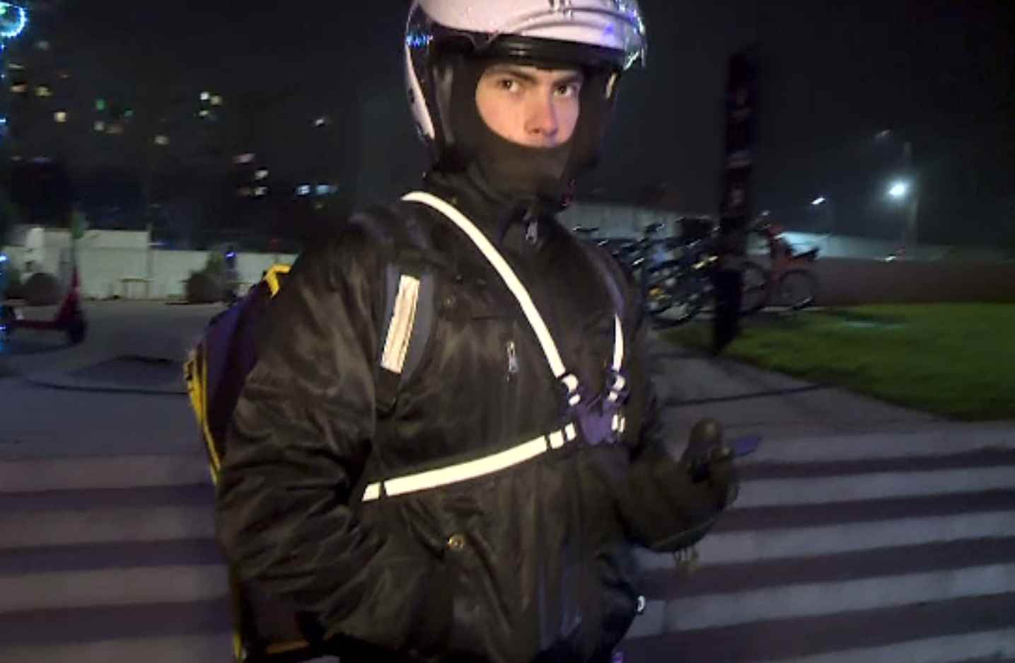 Cum rezistă noaptea, pe ger, curierii și oamenii străzii. „Dacă ai echipament bun, nu e o problemă”