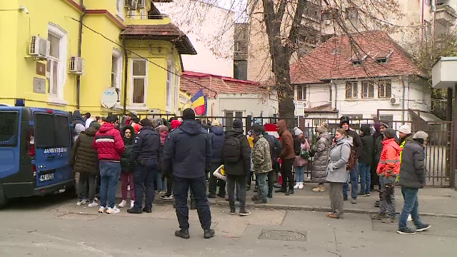 Cozi interminabile la biroul de imigrări din București. Cetățenii străini așteaptă ore întregi pentru permisele de ședere