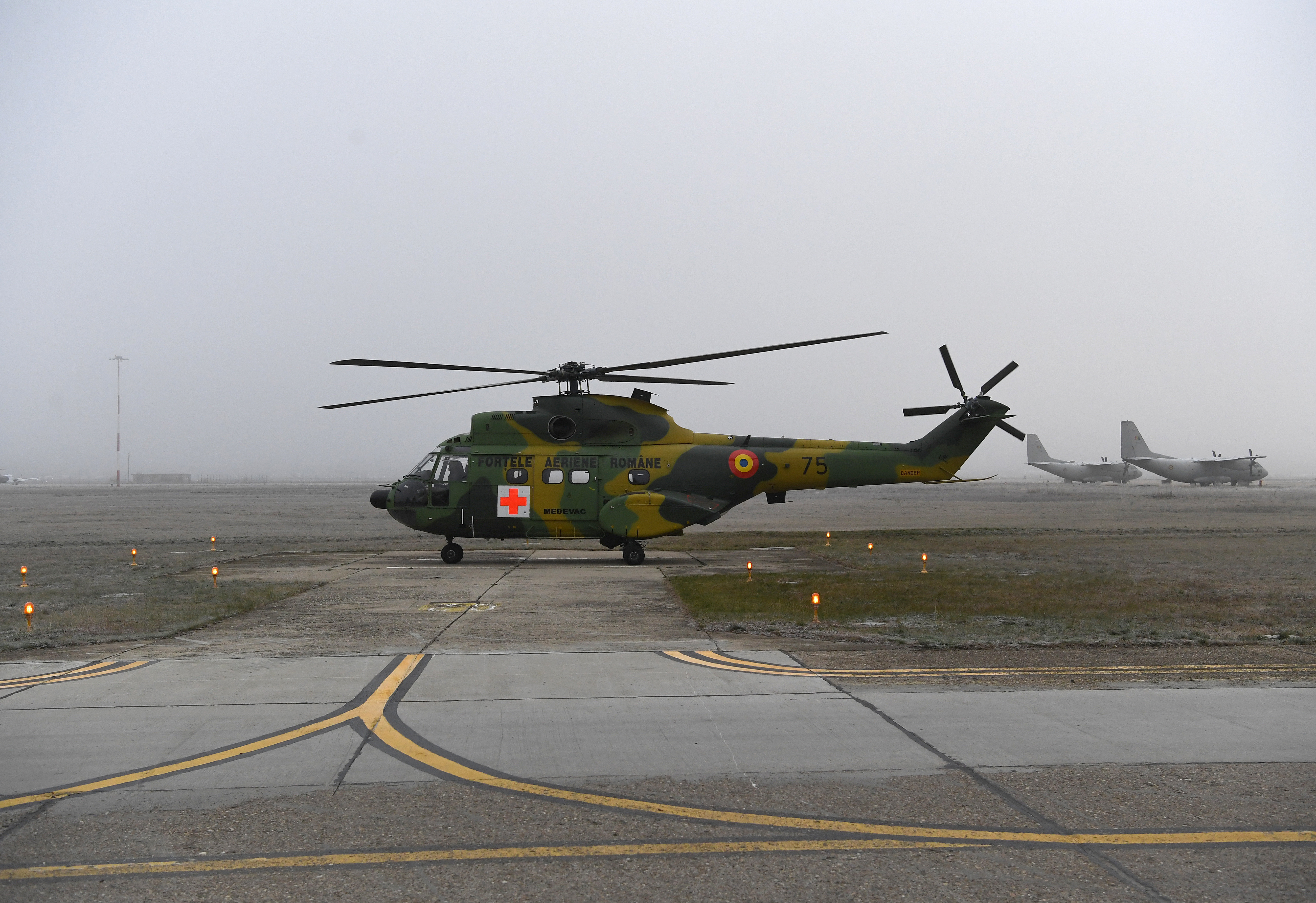 Surpriză la Baza 90 Otopeni. Cine a coborât dintr-un elicopter. FOTO