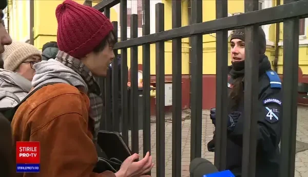 Cozi interminabile la biroul de imigrări din București. Cetățenii străini așteaptă ore întregi pentru permisele de ședere