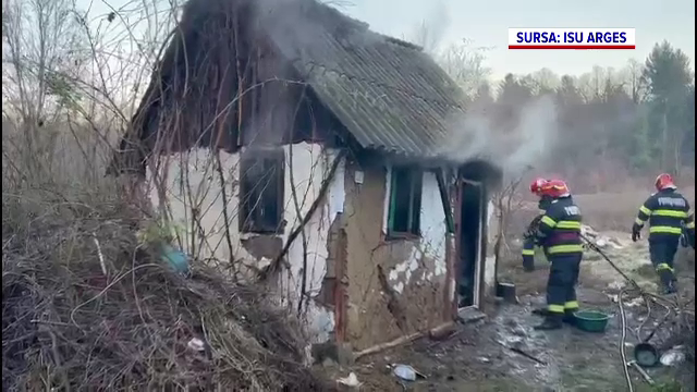 O femeie de 73 de ani dintr-o comună argeșeană a rămas fără adăpost în plină iarnă. Casa i-a luat foc de la lumânări