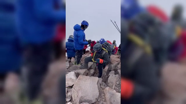 Doi români nevăzători au reușit să escaladeze cel mai înalt vârf din America de Sud. Cine sunt cei doi sportivi