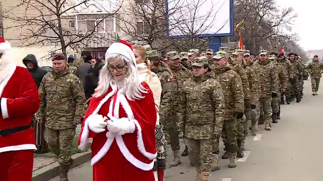 S-a colindat în pas de defilare în Caracal. Militarii români, polonezi și macedoneni se pregătesc de venirea lui Moș Crăciun