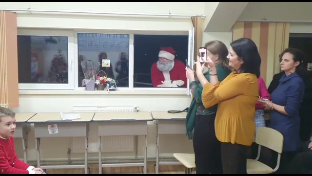 Surpriză în prag de sărbători pentru câțiva elevi din Alba Iulia. Moșul i-a surprins chiar în timpul orelor