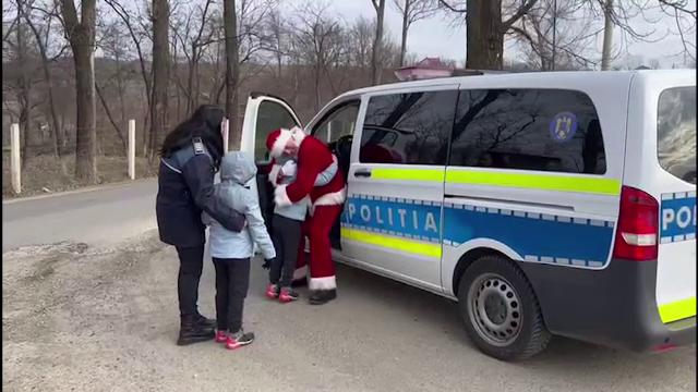 Moș Crăciun a ajuns la copiii din Iași cu duba Poliției. Cei mici s-au bucurat de daruri de toate felurile