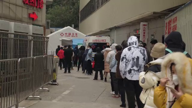 Covid s-a întors în forță în Wuhan, orașul din care a pornit pandemia. Oamenii stau la cozi uriașe la camerele de gardă