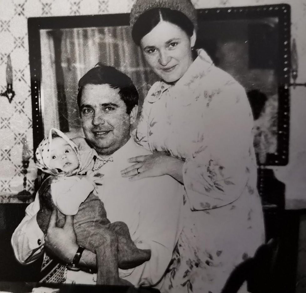 Andreea Marin a împlinit 48 de ani. Vedeta a publicat imagini din copilărie, alături de părinții ei. GALERIE FOTO