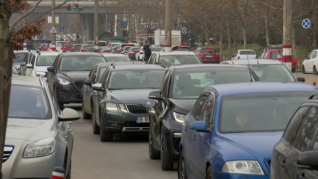Trafic intens pe bulevardele din Capitală. Ce trebuie să știm înainte de a pleca la drum