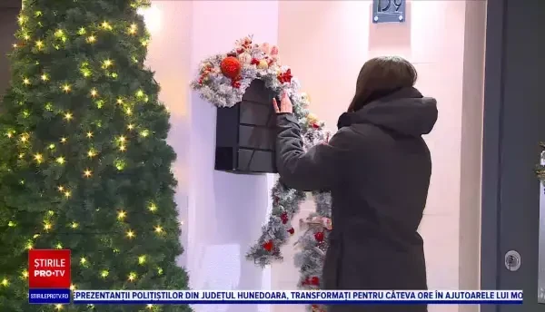 Românii care nu vor ”să fie cumva condamnați să aibă același decor” de Crăciun pot închiria ornamentele. Cât costă