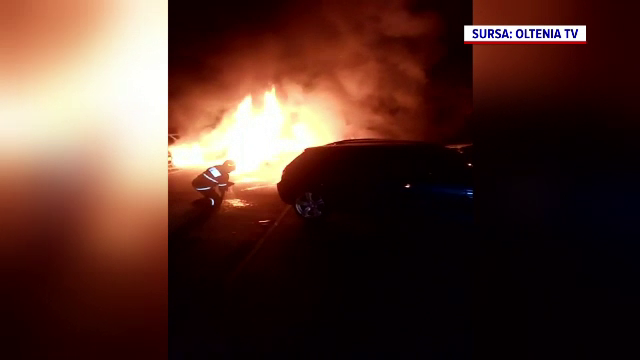 O mașină aflată în trafic a luat foc, în Craiova. Alte patru autoturisme au fost cuprinse de flăcări