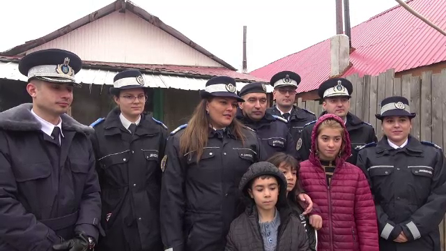 Lumină pentru trei copii care obișnuiau să își facă temele la lumina lanternei. Cum au reușit jandarmii din Bacău să îi ajute