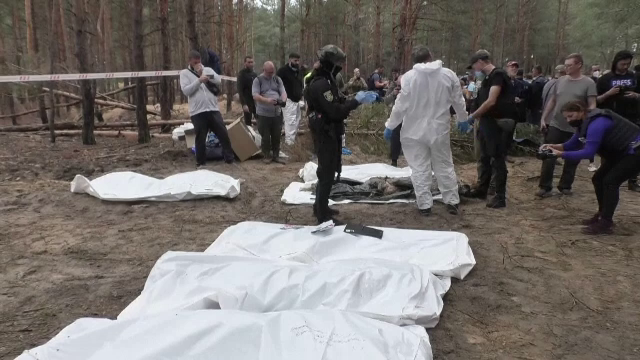 Peste 10.000 de noi morminte au fost decoperite în Ucraina. Criminaliștii încearcă să identifice cadavrele prin probele ADN
