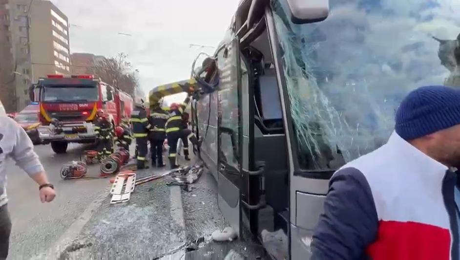 Pasagerii autocarului distrus la Pasajul Unirii vor da în judecată autorităţile din Bucureşti şi agenţiile de turism