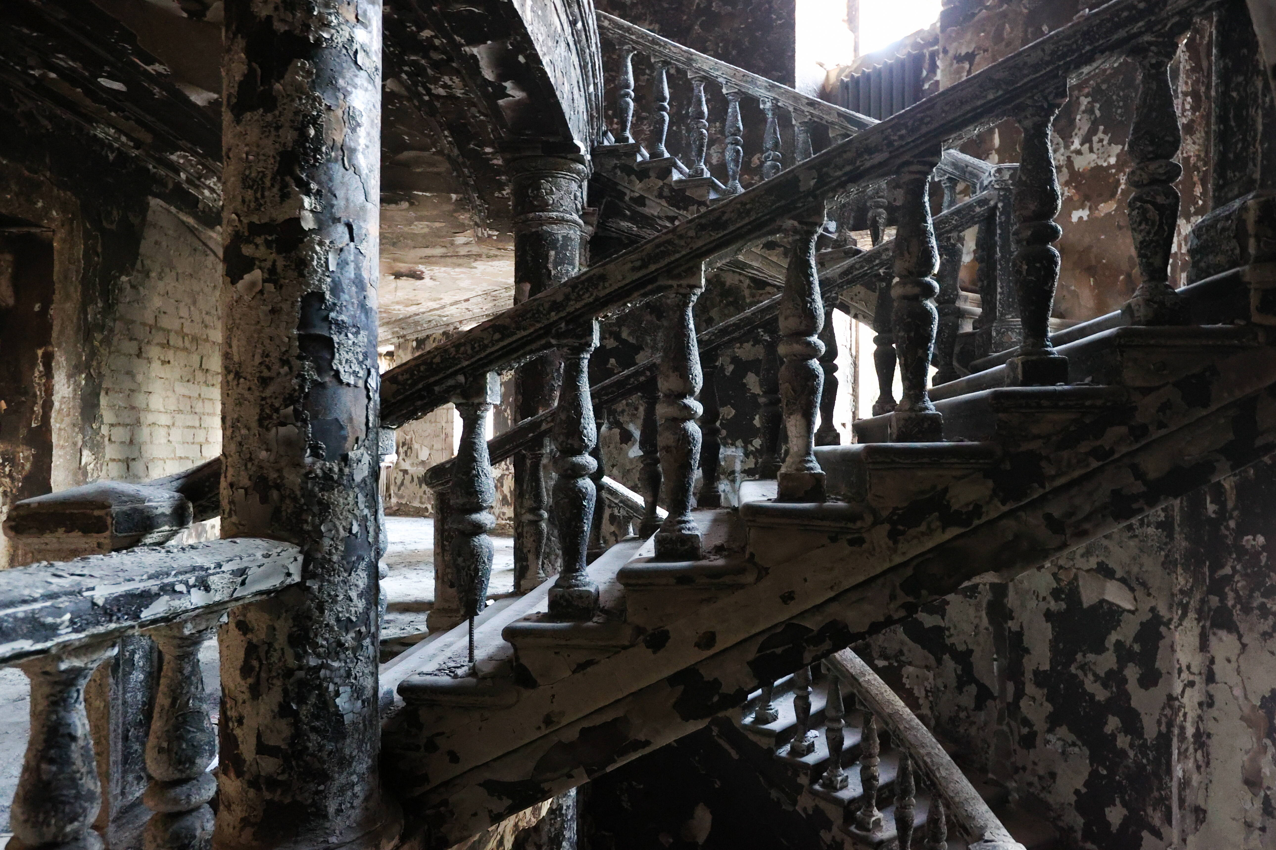 „Dansează pe oasele morților”. Teatrul din Mariupol, redeschis de Rusia în locul masacrului