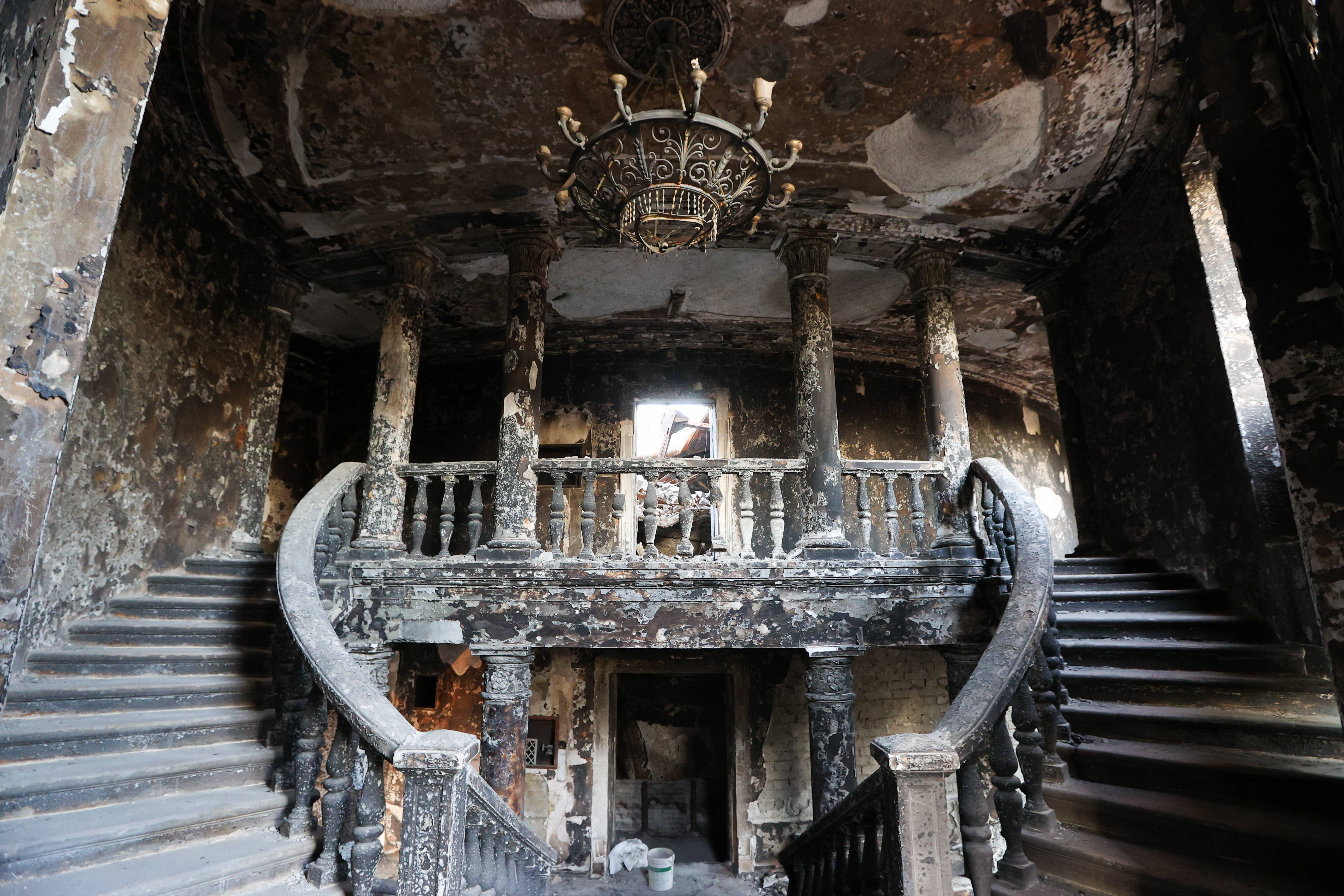 O chinezoaică a stârnit furie după ce a interpretat un cântec sovietic printre ruinele teatrului din oraşul Mariupol VIDEO