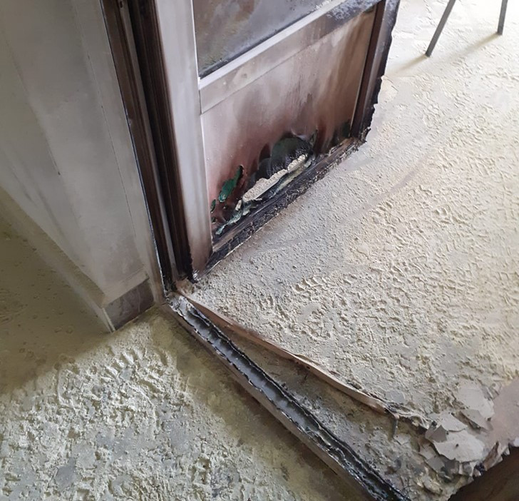 Un bărbat din Vaslui a dat foc la primărie, de nervi pentru că trebuia să plătească impozitul. Individul este căutat