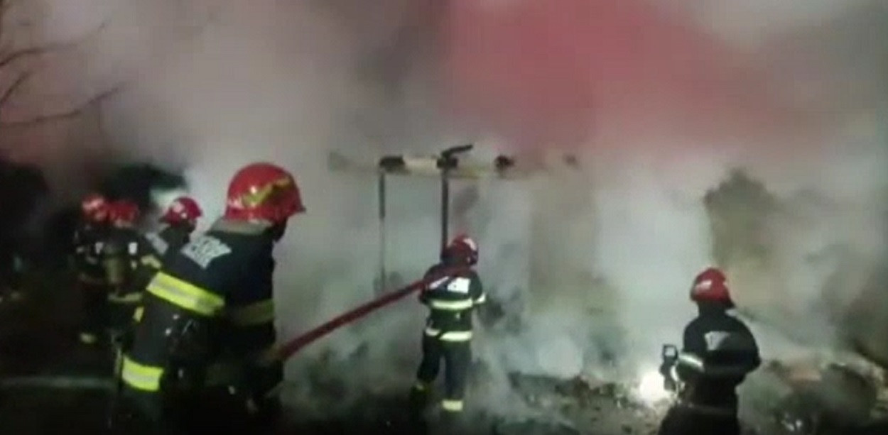 Incendiu puternic în județul Iași. Un bărbat a murit ars de viu, după ce casa lui a luat foc