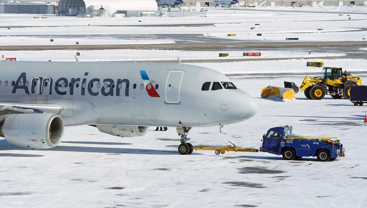 Furtuna de zăpadă face prăpăd în SUA. Peste 3.900 de zboruri au fost anulate vineri