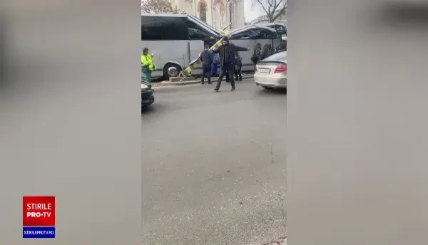 Accident înfiorător la intrarea în Pasajul Unirii din București. Patru persoane încarcerate într-un autocar