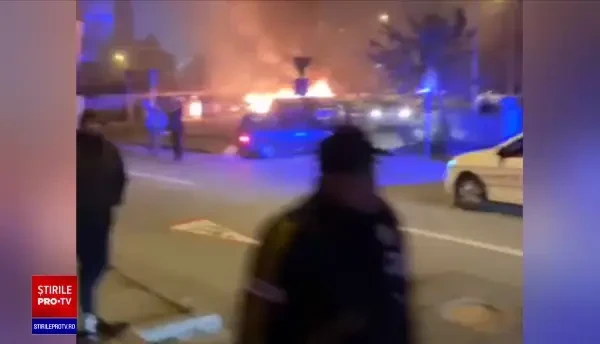 O mașină aflată în trafic a luat foc, în Craiova. Alte patru autoturisme au fost cuprinse de flăcări