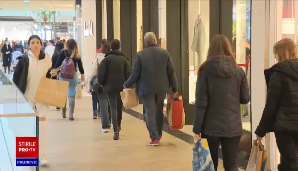 Centrele comerciale sunt pline de oameni care au decis să cumpere cadourile de Crăciun pe ultima sută de metri