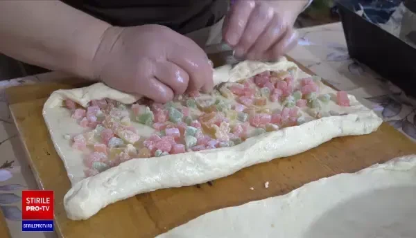Cozonacii sunt la mare căutare în perioada sărbătorilor. Care este secretul pentru a obține o crustă aurie