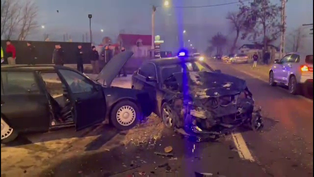 O mamă și copilul ei au ajuns la spital, după ce mașina lor a fost aruncată în șanț. Cum s-a petrecut totul