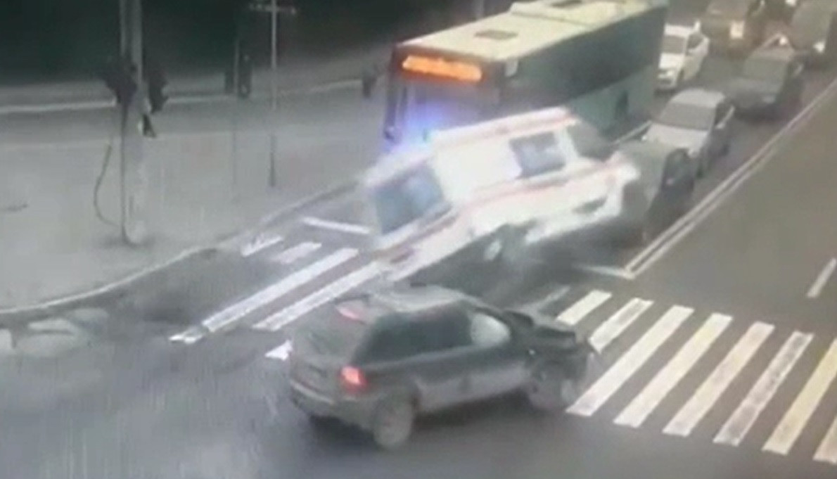 O ambulanţă aflată în misiune a fost lovită de un autoturism și proiectată într-un autobuz, în Galați