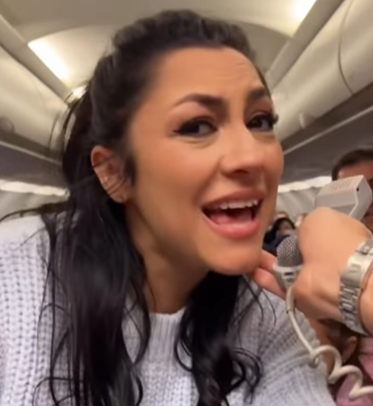 Andra a făcut show într-un avion, pe ruta București-Cluj Napoca. Pasagerii s-au ridicat în picioare și au cântat cu ea VIDEO