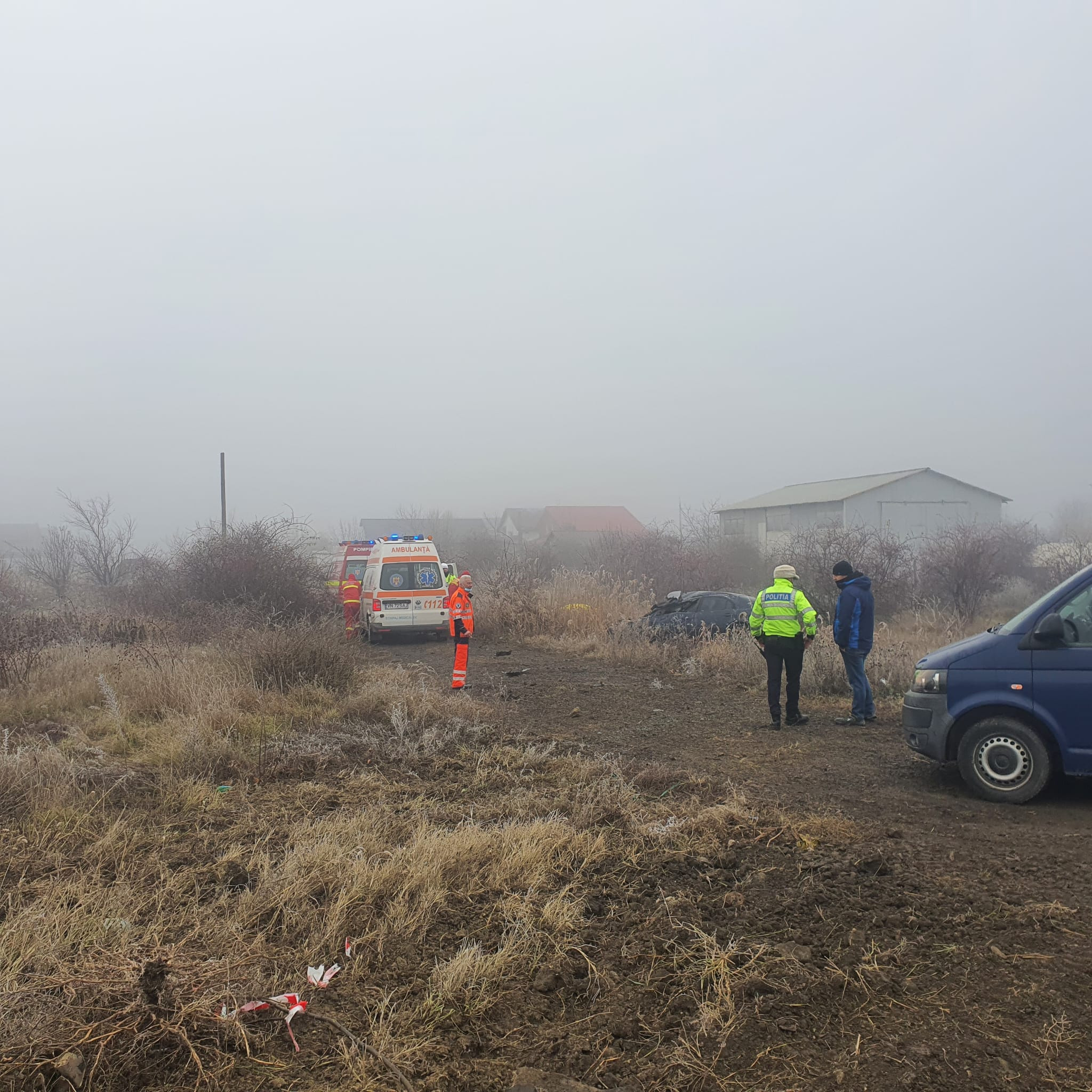 A reușit să iasă singur din mașina distrusă, dar a murit pe câmpul înghețat. Caz înfiorător în Vrancea