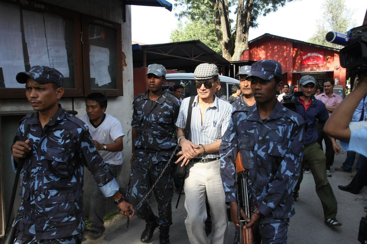 Temutul criminal „The Serpent” a fost eliberat din închisoare. Charles Sobhraj s-a întors în Franța. GALERIE FOTO