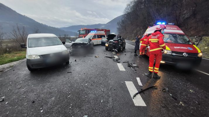 Accident pe DN 7, Râmnicu Vâlcea-Sibiu, cu patru autoturisme. Opt oameni au suferit răni ușoare