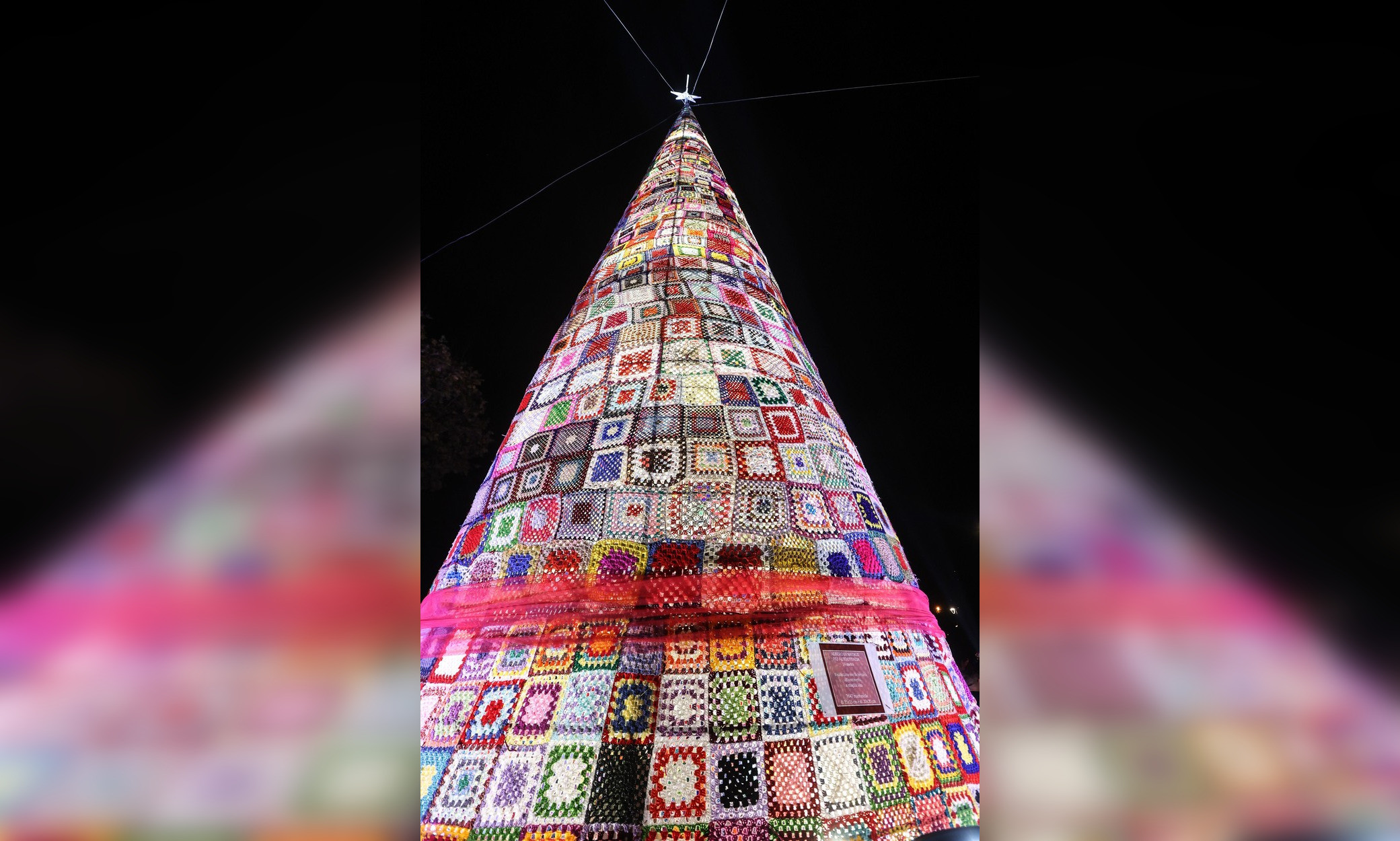 Un brad de Crăciun croșetat a intrat în cartea recordurilor. Ce înălțime are | GALERIE FOTO