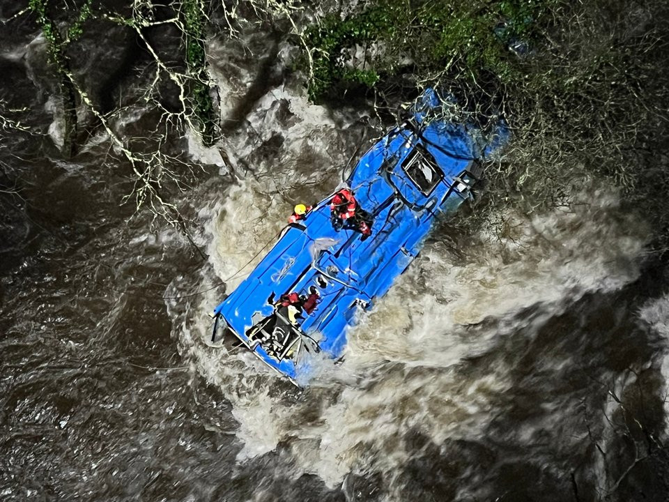 Două persoane au murit într-un autobuz căzut în râu. Mergeau să-și viziteze rudele la penitenciar, în Galicia