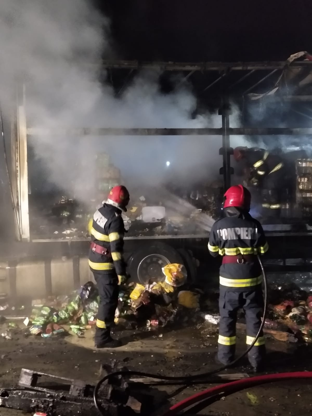Incendiu de proporții într-un parc auto al unei societăți comerciale din Oradea. Paznicul a suferit un atac de panică