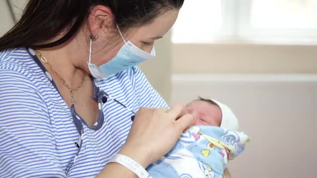 Zeci de copii s-au născut de Crăciun. Tradiția spune că cei care au venit pe lume în această zi sfântă sunt norocoși