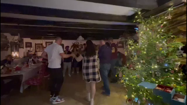 De Crăciun, turiștii străini au petrecut românește, în Bucovina. „Îmi place tot”