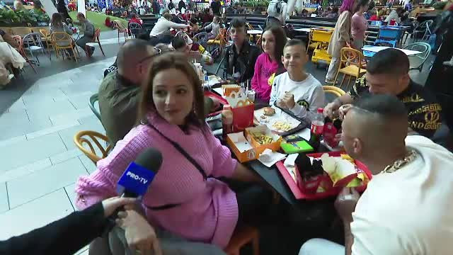 În prima zi de Crăciun, românii au ajuns tot la mall. Au venit la cumpărături, la film ori la masă