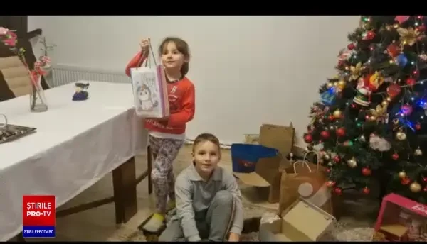 Momente pline de emoție pentru copii. Cei mici au desfăcut cadourile primite de la Moș Crăciun