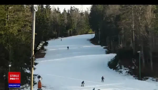 În lipsa zăpezii, doar câteva pârtii din toată țara sunt bune pentru schiat. Administratorii au pornit tunurile de zăpadă