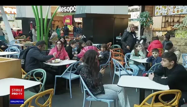 În prima zi de Crăciun, românii au ajuns tot la mall. Au venit la cumpărături, la film ori la masă