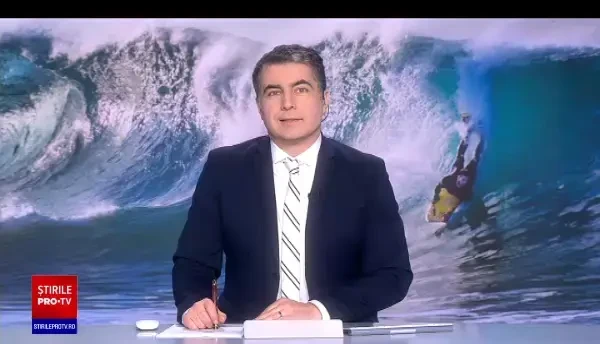 Sute de americani au înfruntat frigul și au făcut surf îmbrăcați în costume de Moș Crăciun