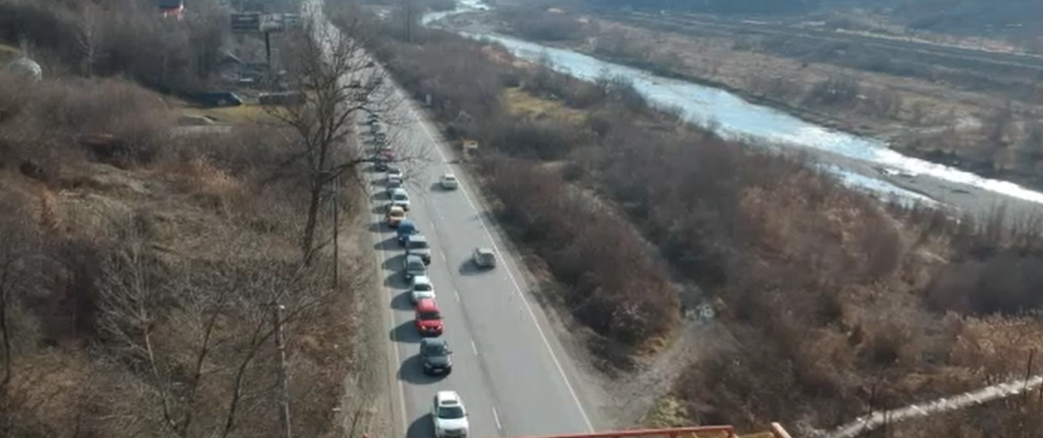 Accident violent pe DN1, în județul Brașov. O mașină s-a răsturnat după ce a lovit un panou publicitar